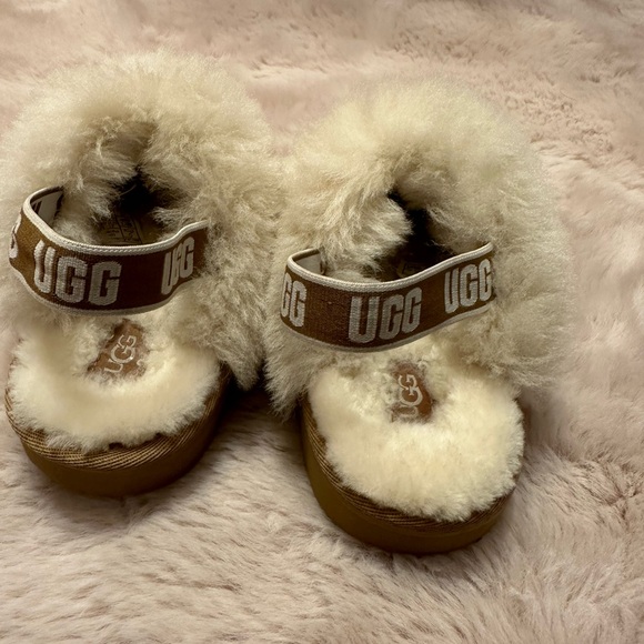 Size 10 toddler uggs - Picture 2 of 5